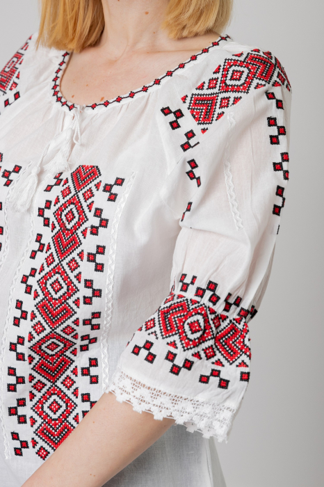 Ie traditionala alba cu motiv geometric rosu Xenia [2]