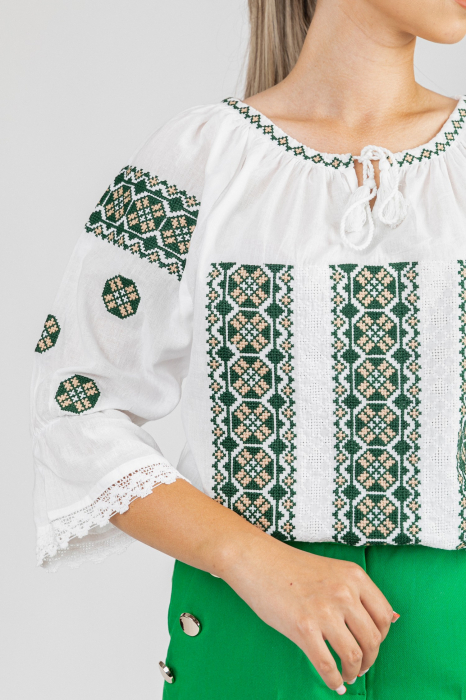Ie traditionala alba cu motiv geometric verde Agapia [2]