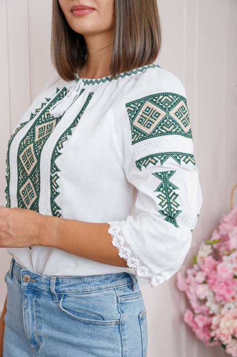 Ie traditionala alba cu motiv geometric verde Constanta 02 - maneca scurta [2]