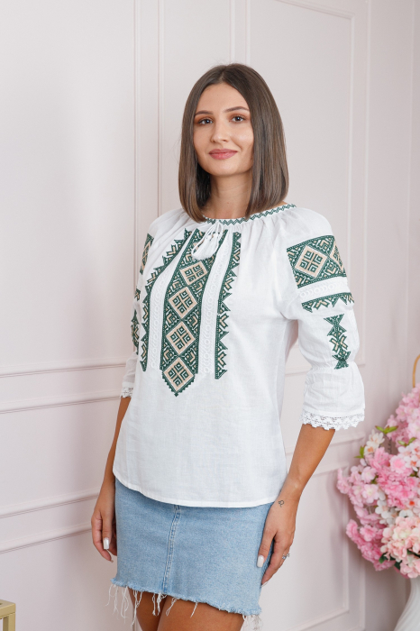 Ie traditionala alba cu motiv geometric verde Constanta 02 - maneca scurta [3]