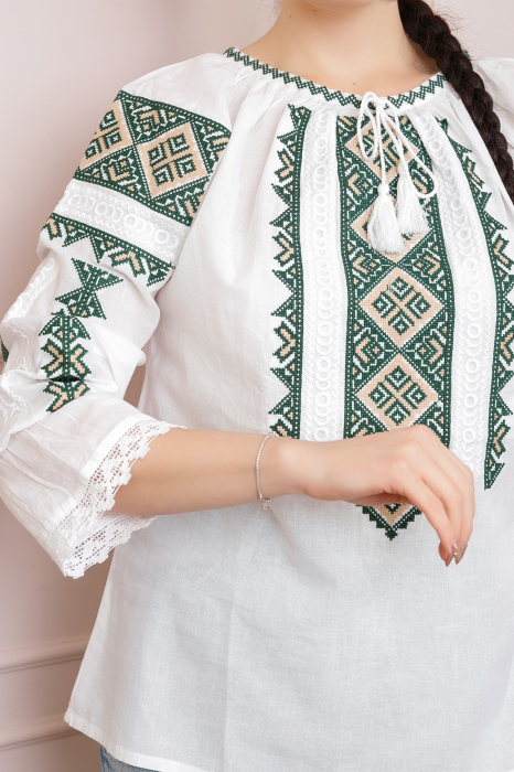 Ie traditionala alba cu motiv geometric verde Constanta 04 - maneca lunga [2]