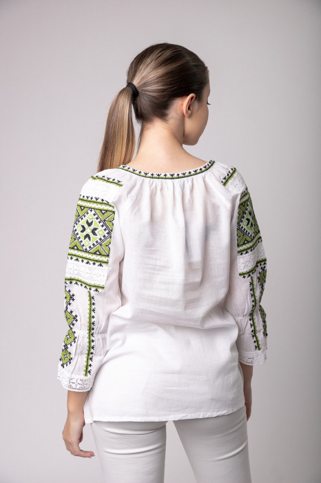 Ie traditionala alba cu motiv geometric verde Paraschiva 02 [3]
