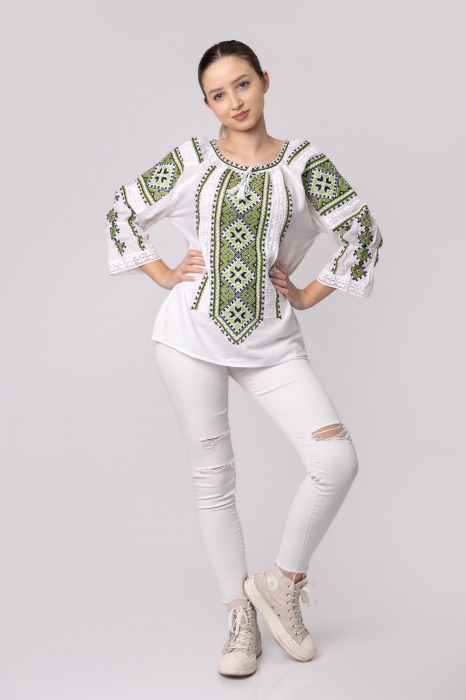 Ie traditionala alba cu motiv geometric verde Paraschiva 02 [4]