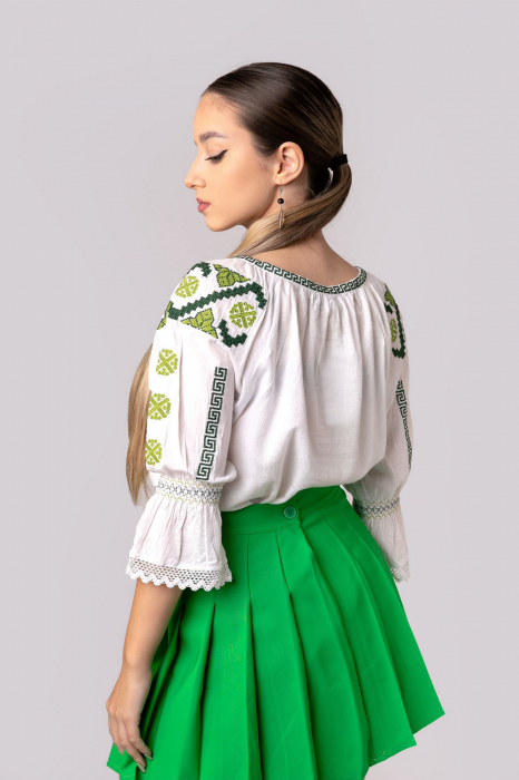 Ie traditionala alba cu motiv geometric verde Malvina 01 [3]