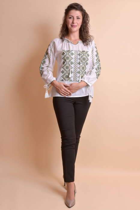 Ie traditionala alba cu motiv geometric verde Nadia 02 [7]