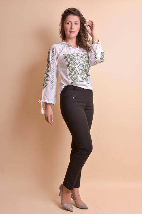 Ie traditionala alba cu motiv geometric verde Nadia 02 [5]