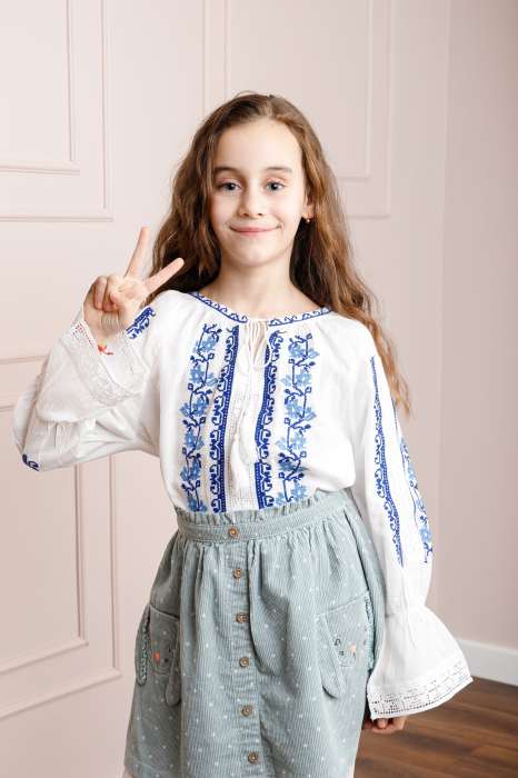 Ie traditionala alba pentru fetite cu motiv floral albastru Clara 01 [3]