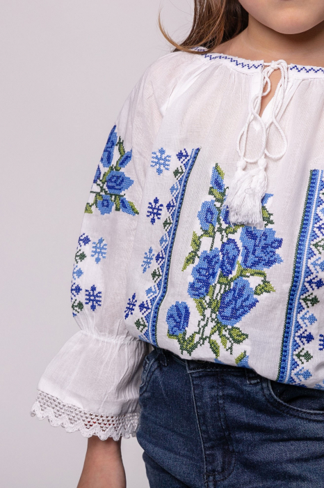 Ie traditionala alba pentru fetite cu motiv floral albastru Nicole [2]