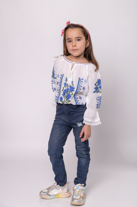 Ie traditionala alba pentru fetite cu motiv floral albastru Nicole [6]