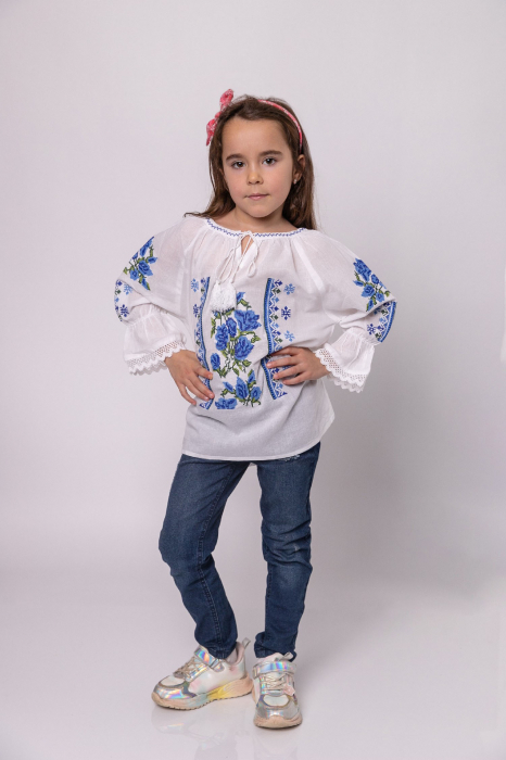 Ie traditionala alba pentru fetite cu motiv floral albastru Nicole [5]