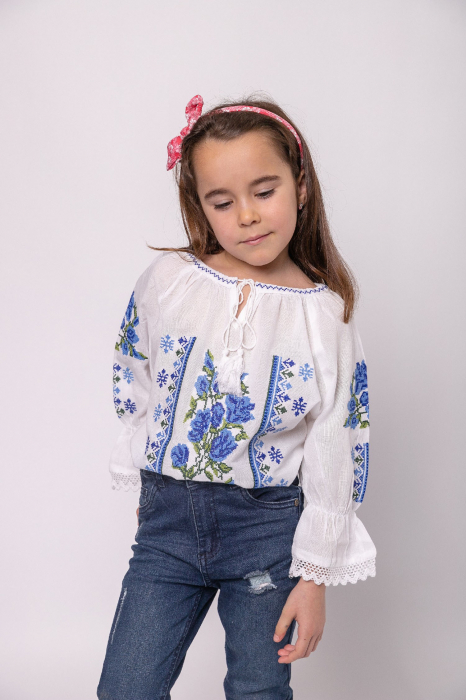 Ie traditionala alba pentru fetite cu motiv floral albastru Nicole [3]