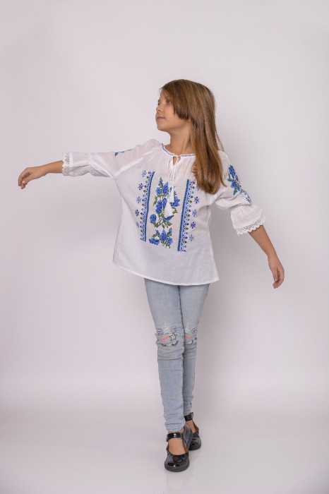 Ie traditionala alba pentru fetite cu motiv floral albastru Nicole [8]