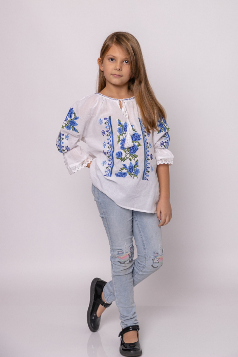 Ie traditionala alba pentru fetite cu motiv floral albastru Nicole [7]