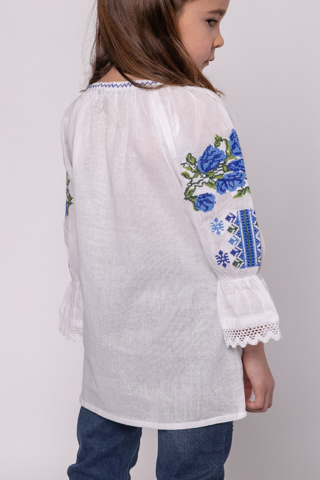 Ie traditionala alba pentru fetite cu motiv floral albastru Nicole [4]