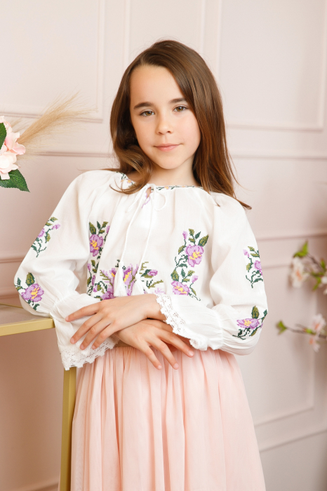 Ie traditionala alba pentru fetite cu motiv floral mov Sofia 02