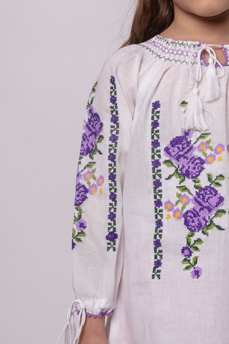 Ie traditionala alba pentru fetite cu motiv floral mov Violeta [2]