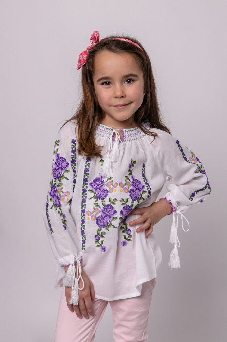 Ie traditionala alba pentru fetite cu motiv floral mov Violeta [3]