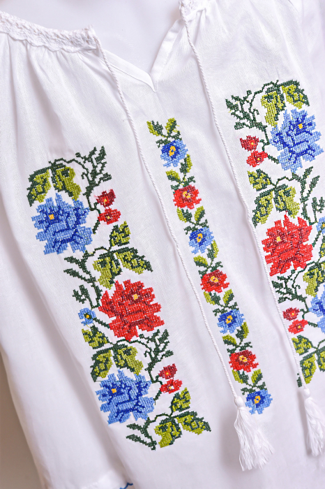 Ie traditionala alba pentru fetite cu motiv floral multicolor Anne [2]