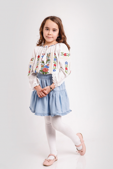 Ie traditionala alba pentru fetite cu motiv floral multicolor Briana