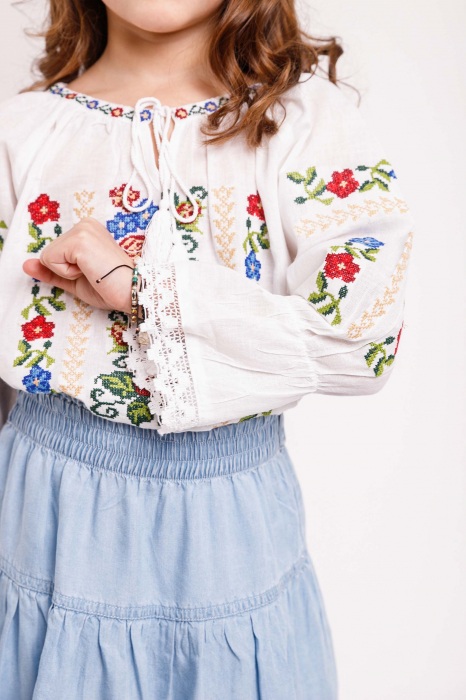 Ie traditionala alba pentru fetite cu motiv floral multicolor Briana [2]