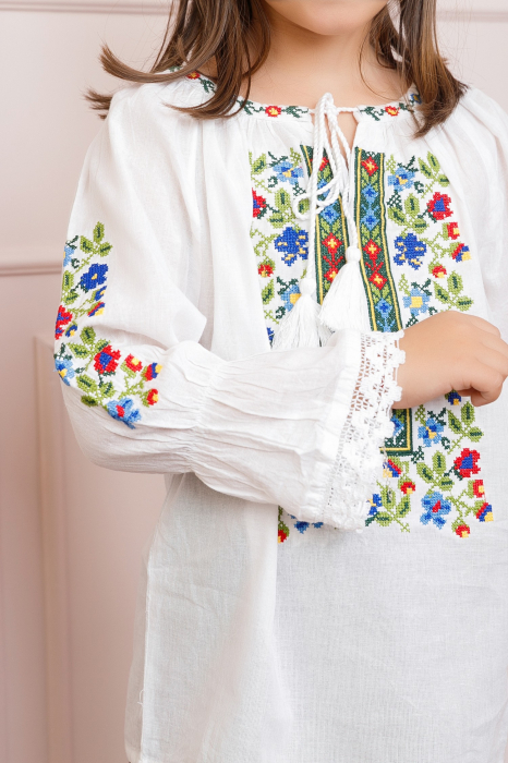 Ie traditionala alba pentru fetite cu motiv floral multicolor Claudia [2]