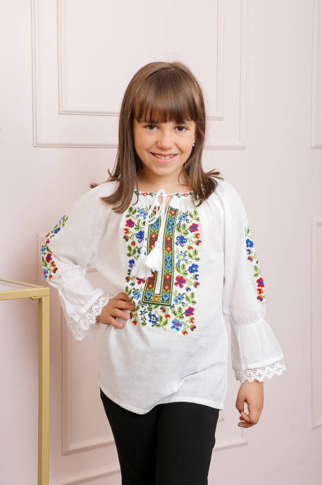 Ie traditionala alba pentru fetite cu motiv floral multicolor Claudia