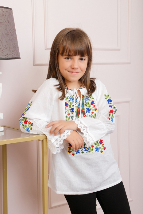 Ie traditionala alba pentru fetite cu motiv floral multicolor Claudia [3]