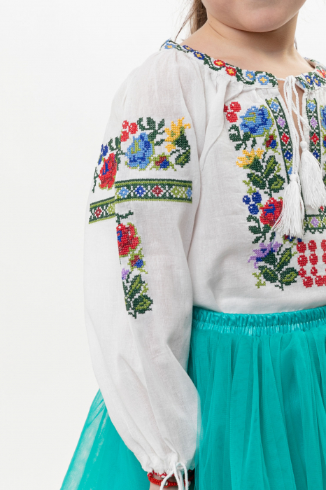 Ie traditionala alba pentru fetite cu motiv floral multicolor Eva [2]