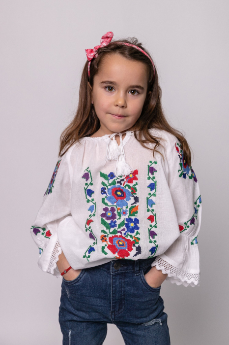 Ie traditionala alba pentru fetite cu motiv floral multicolor Iris [3]