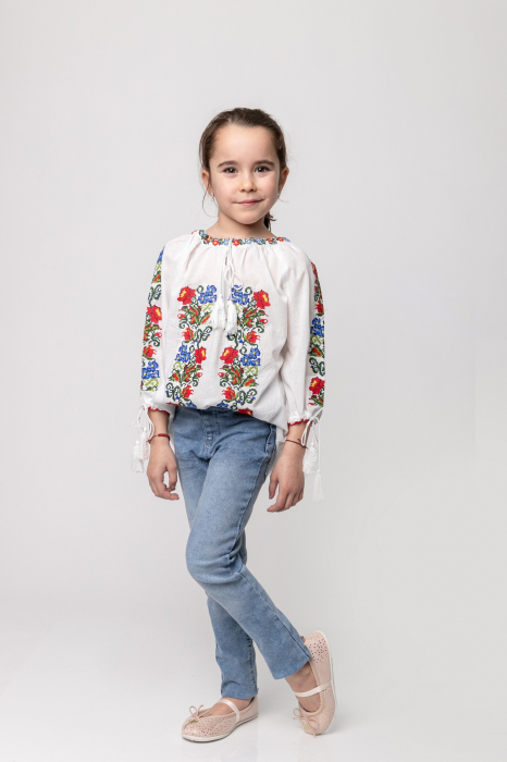 Ie traditionala alba pentru fetite cu motiv floral multicolor Maia