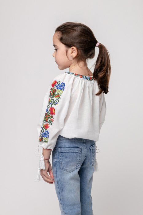 Ie traditionala alba pentru fetite cu motiv floral multicolor Maia [3]