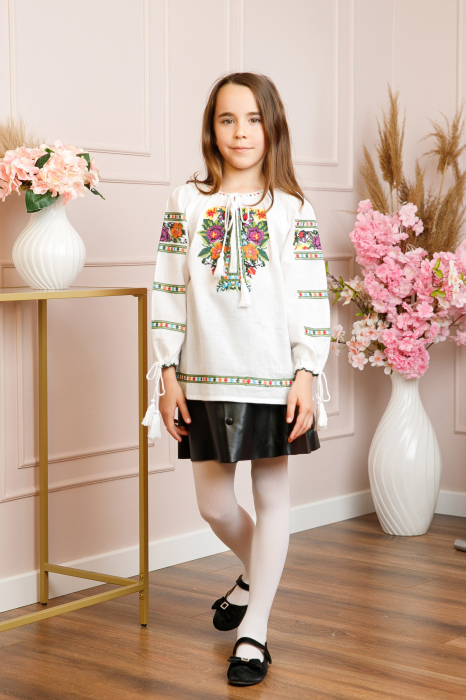 Ie traditionala alba pentru fetite cu motiv floral multicolor Olivia 01 [4]