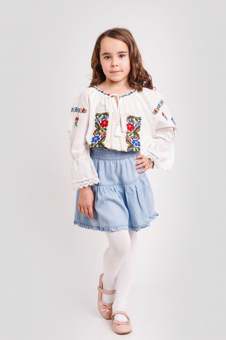 Ie traditionala alba pentru fetite cu motiv floral multicolor Rebeca