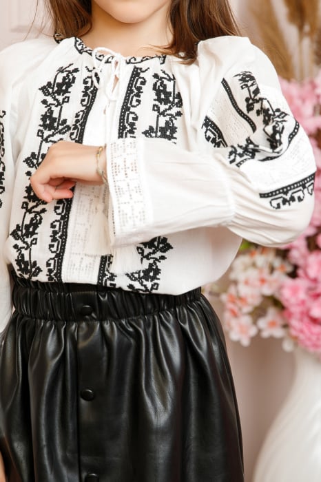 Ie traditionala alba pentru fetite cu motiv floral negru Clara 02 [2]