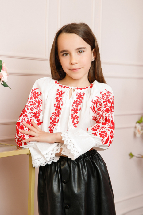 Ie traditionala alba pentru fetite cu motiv floral rosu Carina