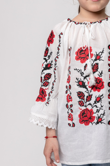 Ie traditionala alba pentru fetite cu motiv floral rosu Carla [2]