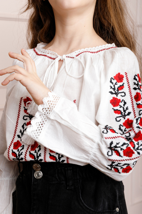 Ie traditionala alba pentru fetite cu motiv floral rosu Carmina [2]