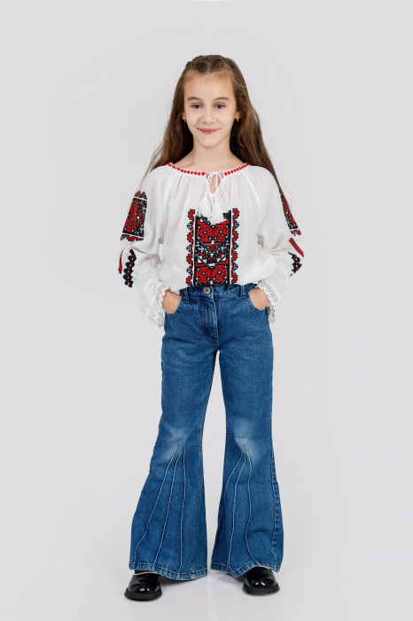 Ie traditionala alba pentru fetite cu motiv floral rosu Cosmina [2]