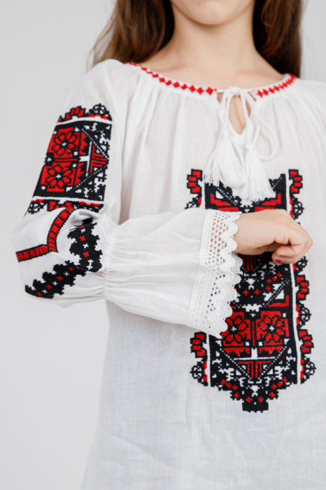 Ie traditionala alba pentru fetite cu motiv floral rosu Cosmina [3]