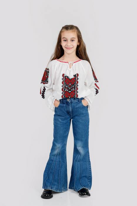 Ie traditionala alba pentru fetite cu motiv floral rosu Cosmina [4]