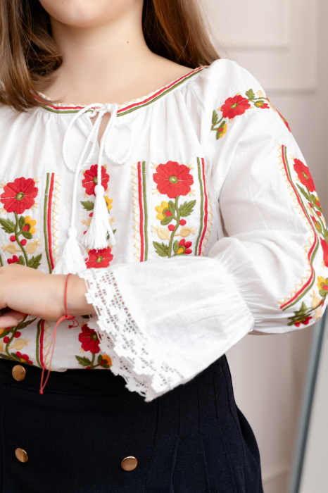 Ie traditionala alba pentru fetite cu motiv floral rosu Eliza [3]
