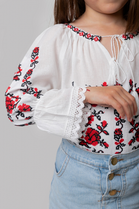 Ie traditionala alba pentru fetite cu motiv floral rosu Evelina [2]
