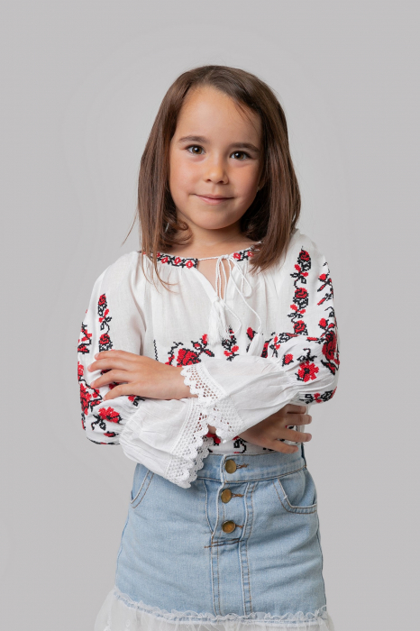 Ie traditionala alba pentru fetite cu motiv floral rosu Evelina [3]