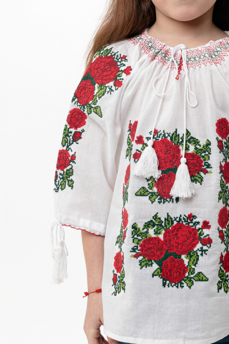 Ie traditionala alba pentru fetite cu motiv floral rosu Isabela [2]