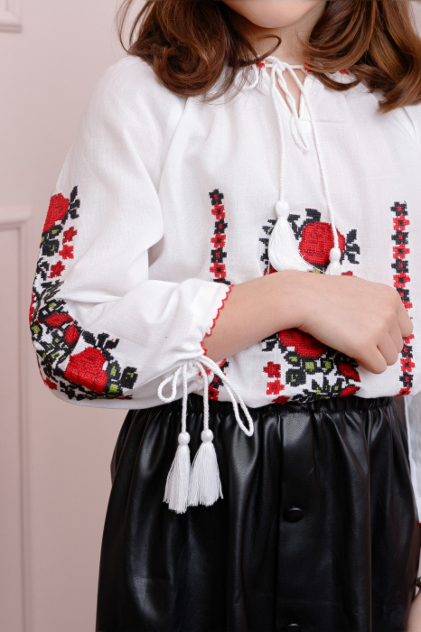 Ie traditionala alba pentru fetite cu motiv floral rosu Iunia [2]
