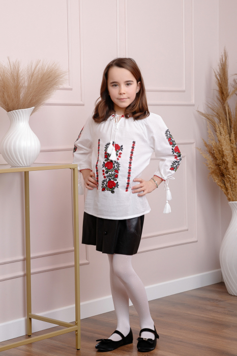 Ie traditionala alba pentru fetite cu motiv floral rosu Iunia [4]