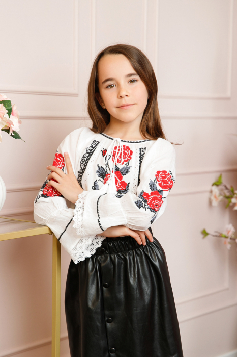 Ie traditionala alba pentru fetite cu motiv floral rosu Izabela