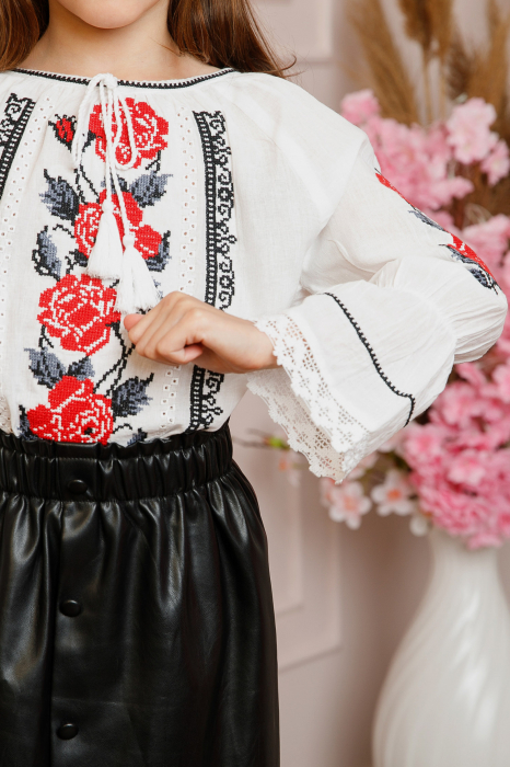 Ie traditionala alba pentru fetite cu motiv floral rosu Izabela [2]