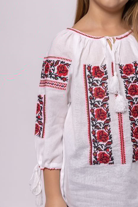Ie traditionala alba pentru fetite cu motiv floral rosu Melinda [2]