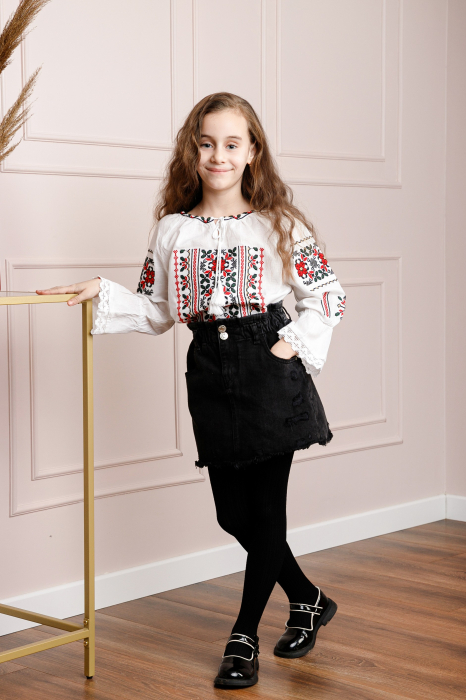 Ie traditionala alba pentru fetite cu motiv floral rosu Mirabela [3]